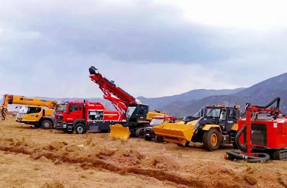 徐工參與空地聯(lián)合營救滅火、“孤島”救援、堰塞湖險情處置等實戰(zhàn)演練。