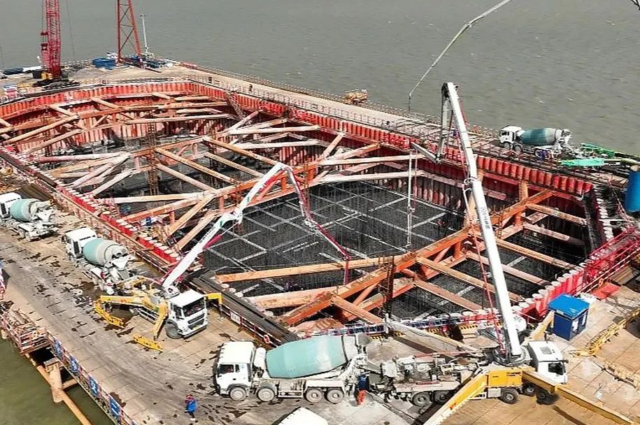 徐工泵車再筑“世界之最”張靖皋長江大橋！