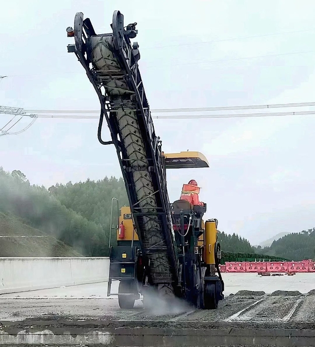 靠譜！徐工銑刨機(jī)化身“護(hù)路使者”助力巴平高速建設(shè)！
