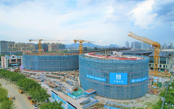 逐浪揚(yáng)帆，徐工塔機(jī)吊起蒼南大劇院“鋼鐵脊梁”