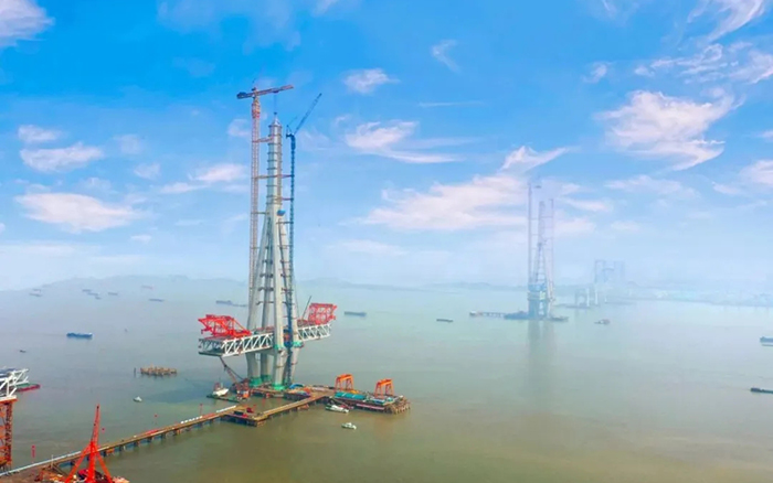 徐工建設(shè)！世界最高橋塔常泰長江大橋主塔順利封頂！