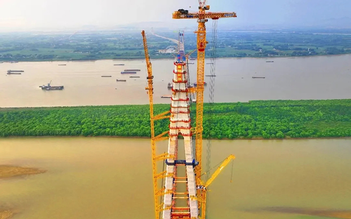 308米！徐工塔機(jī)助力世界最大跨度三塔斜拉橋喜封金頂