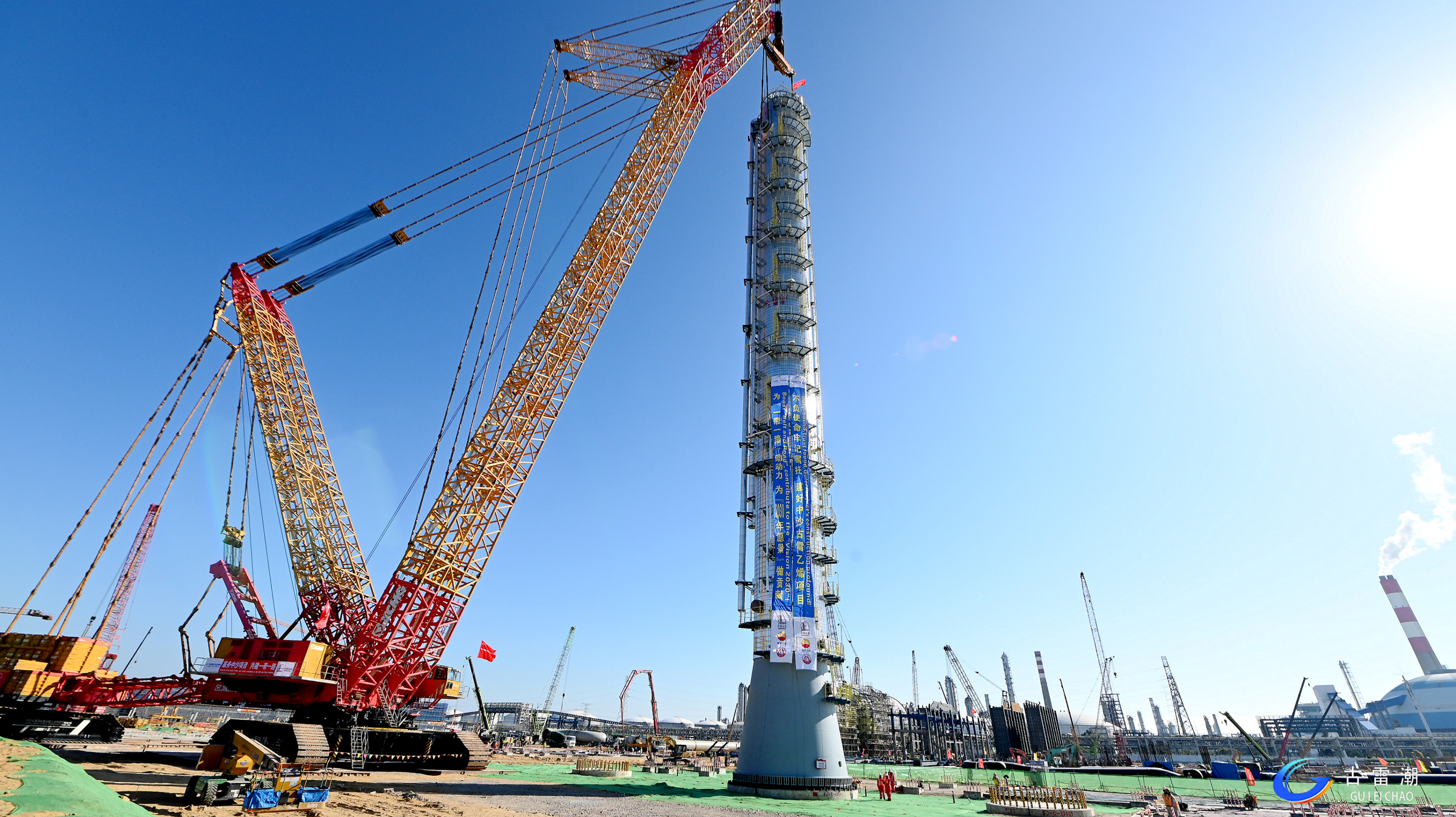 吊重1150噸！XGC88000助力大型石化項目首臺千噸級設(shè)備精準(zhǔn)就位
