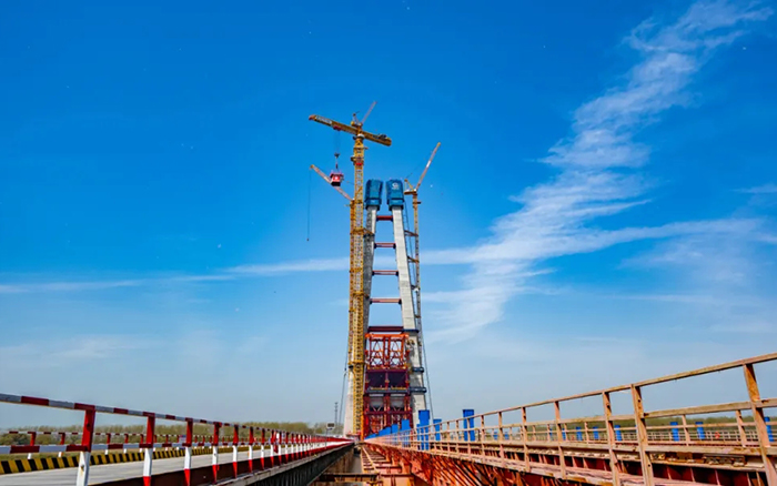 全球最大塔機(jī)亮相央視！徐工助力馬鞍山長江大橋主塔吊裝