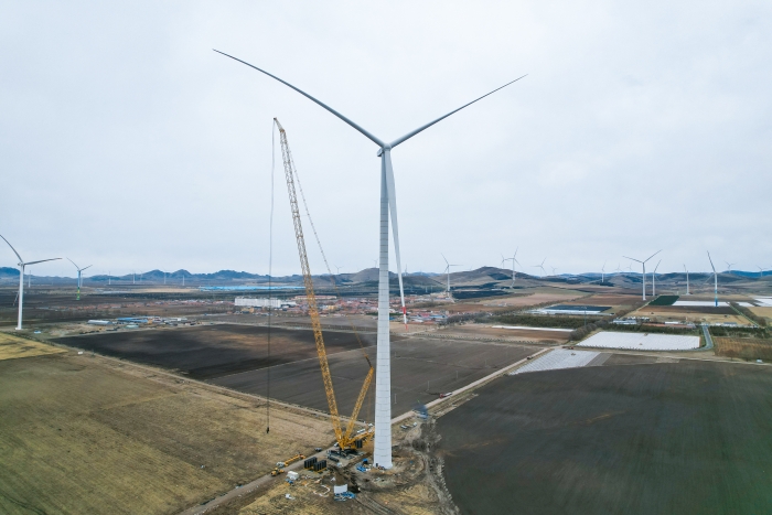 高空之巔，再鑄榮光！XLC18000M助力大型風(fēng)電場首臺185米風(fēng)機成功吊裝