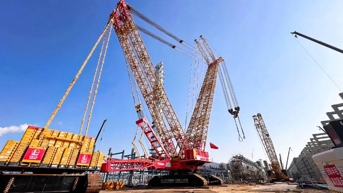 全球首臺問世的4000噸履帶式起重機，再創(chuàng)國內(nèi)吊裝新紀(jì)錄！
