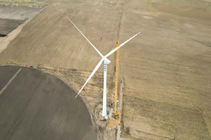 高空之巔，再鑄榮光！XLC18000M助力大型風(fēng)電場首臺185米風(fēng)機成功吊裝