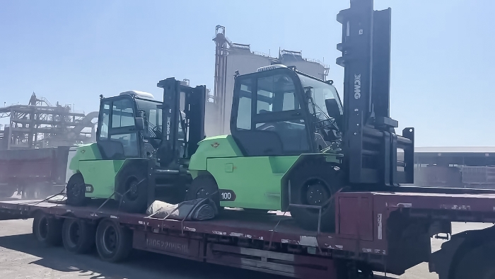 從室內(nèi)到室外，24小時(shí)不停歇！徐工孔雀叉車扎根新疆鋼材廠