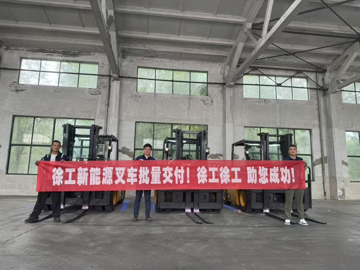 品質(zhì)與服務(wù)共拓市場(chǎng)新局！徐工孔雀叉車賦能冶金行業(yè)
