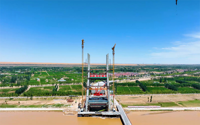 順利合龍 | 徐工塔機(jī)助建寧夏單跨跨徑最大斜拉橋