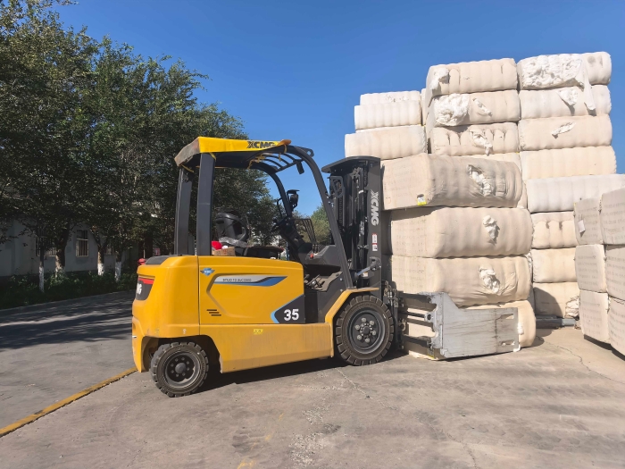 徐工鯤鵬電動叉車，賦能西北棉花產(chǎn)業(yè)高效運(yùn)轉(zhuǎn)