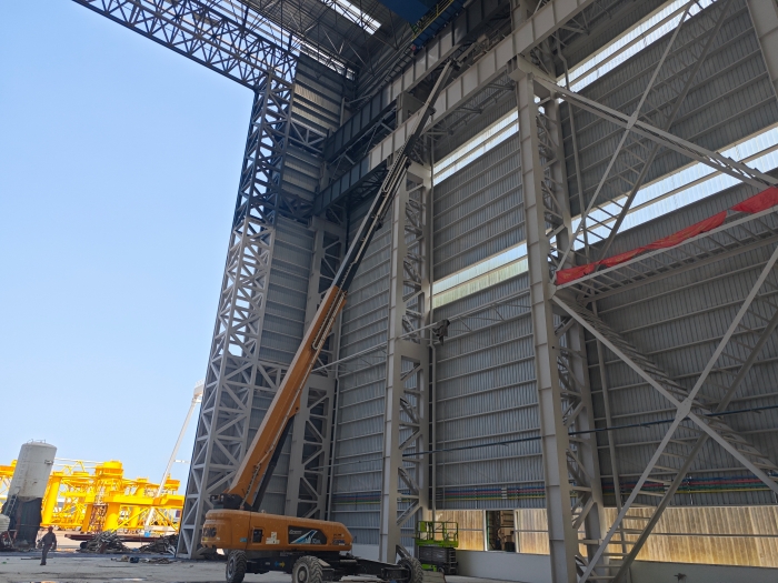 52米“巨臂”顯神通！徐工純電動(dòng)高空作業(yè)平臺(tái)高效攻堅(jiān)藍(lán)水海洋車間擴(kuò)建