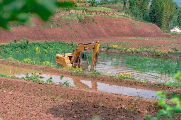 建設(shè)“巴渝糧倉(cāng)”，徐工挖機(jī)我在行（háng）！