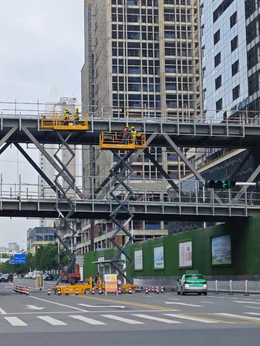 小巧身手大作為！徐工剪叉車助力市政橋梁煥新顏