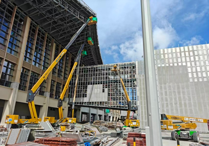 聯(lián)合作戰(zhàn)！徐工鋰電高機(jī)編隊(duì)亮相三亞機(jī)場(chǎng)