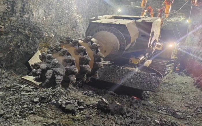 掘進(jìn)磷礦！徐工XTR7/360掘進(jìn)機(jī)點(diǎn)磷成金