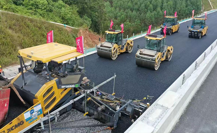 廣西首現(xiàn)無人化攤鋪！蒼容高速智慧施工引關注